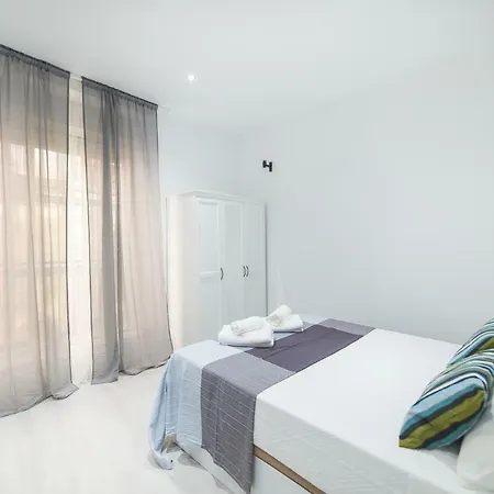 Apartament Enca Lola *